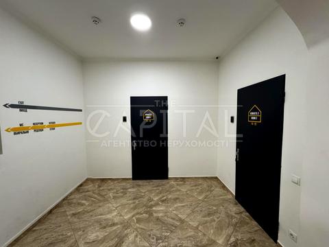 комерційна за адресою Десятинна вул., 7