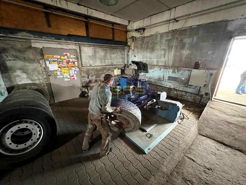 комерційна за адресою Комунальна, 3а