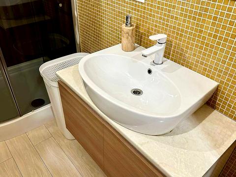 комерційна за адресою Запорізька вул., 1