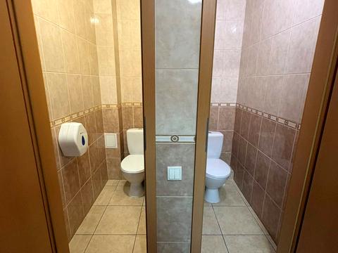 комерційна за адресою Богдана Хмельницького вул., 212