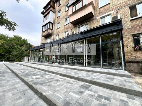 комерційна за адресою Будівельників вул., 4