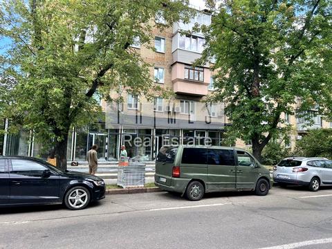 комерційна за адресою Будівельників вул., 4