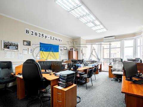 комерційна за адресою Євгена Коновальця вул. (Щорса), 32-Б