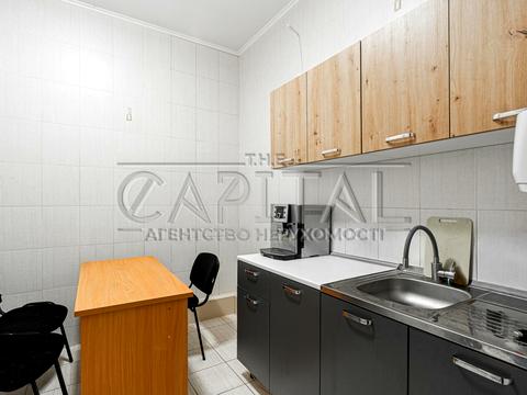 комерційна за адресою Євгена Коновальця вул. (Щорса), 32-Б