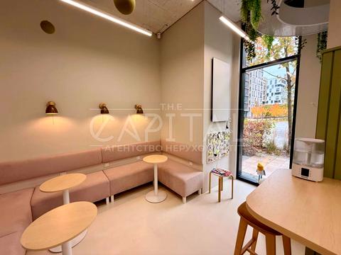 комерційна за адресою Салютна вул., 2-Б