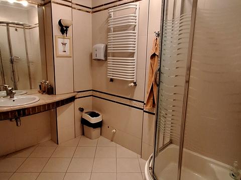 комерційна за адресою Львів, Братів Рогатинців вул., 18