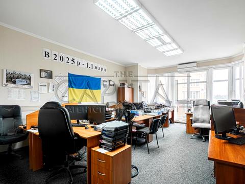 комерційна за адресою Євгена Коновальця вул. (Щорса), 32-Б