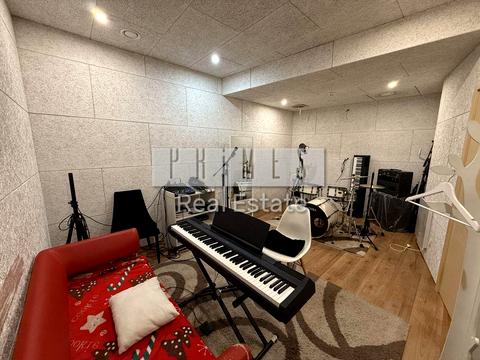 комерційна за адресою Євгена Коновальця вул. (Щорса), 36Д