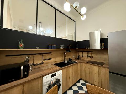 комерційна за адресою Театральна вул., 3