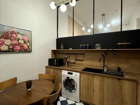 комерційна за адресою Театральна вул., 3