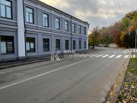 комерційна за адресою Новонаводницька вул. (Лаврська), 8