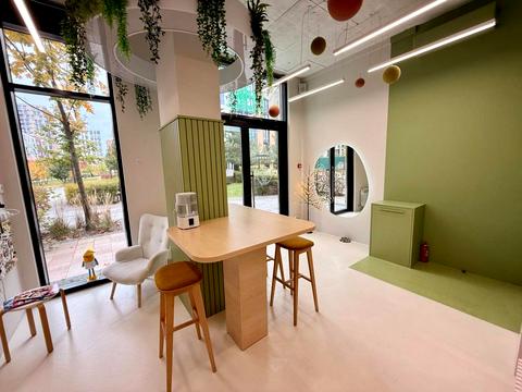 комерційна за адресою Салютна вул., 2к10