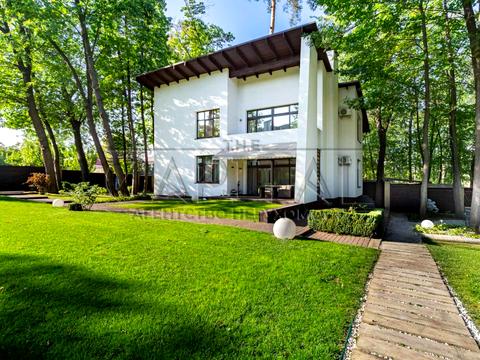 будинок за адресою Київ, Патріарха Володимира Романюка вул. (Жовтнева)