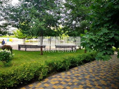 комерційна за адресою Дніпровська набережна вул., 14