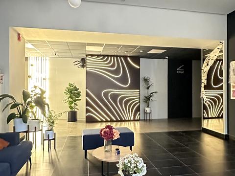 комерційна за адресою Дніпровська набережна вул., 15-Є