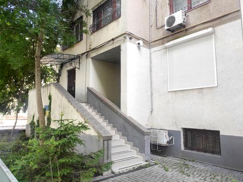 комерційна за адресою Базарна вул., 1