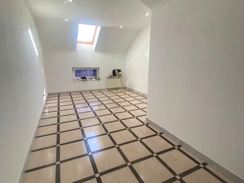 комерційна за адресою Личаківська вул. (), 185