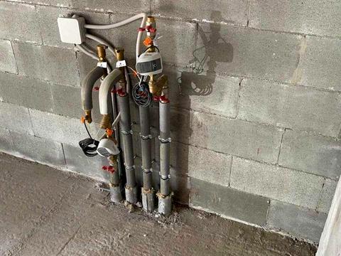 комерційна за адресою Салютна вул., 2