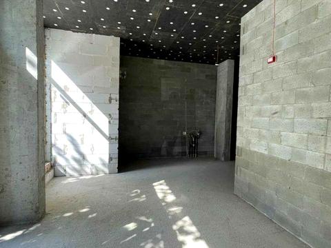 комерційна за адресою Салютна вул., 2