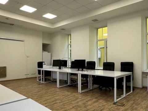 комерційна за адресою Контрактова пл., 10-А