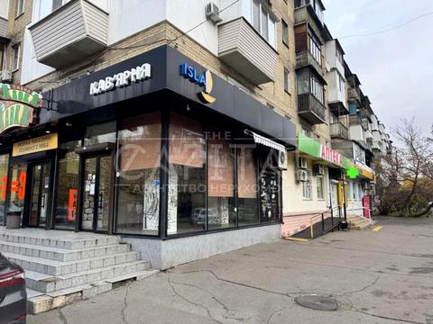 комерційна за адресою Будівельників вул., 8