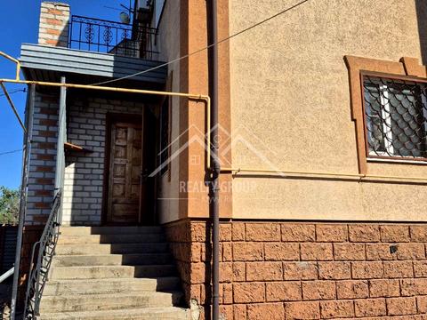 будинок за адресою с. Новоіванівка, Родини Харченків, 70