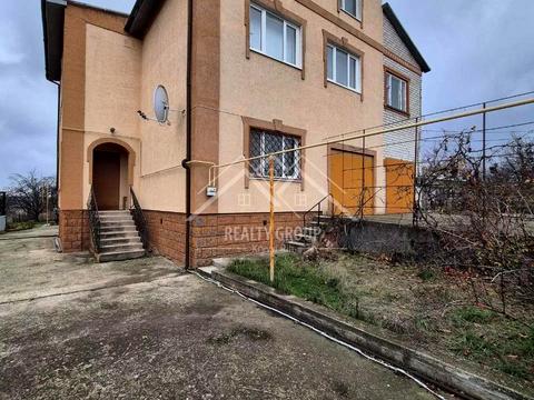 будинок за адресою с. Новоіванівка, Родини Харченків, 70