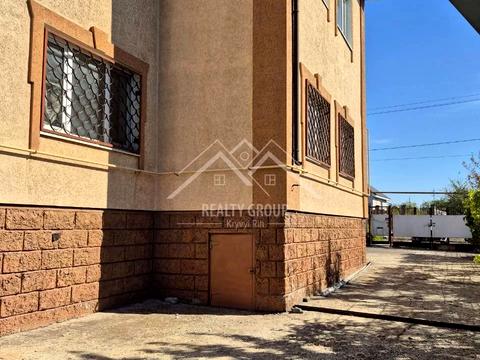 будинок за адресою с. Новоіванівка, Родини Харченків, 70