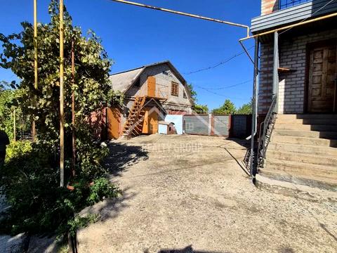 будинок за адресою с. Новоіванівка, Родини Харченків, 70