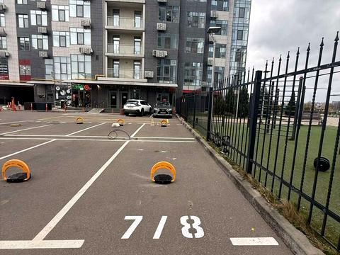 паркомісце за адресою Трускавецька вул., 8