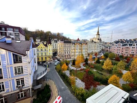 комерційна за адресою Дегтярна вул., 7