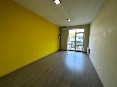 комерційна за адресою Дегтярна вул., 7