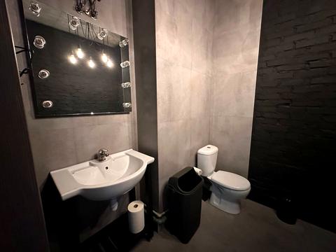 комерційна за адресою Дегтярна вул., 7