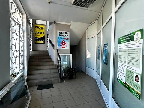 комерційна за адресою Жовтнева вул., 7