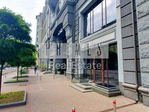 комерційна за адресою Володимирська вул., 38