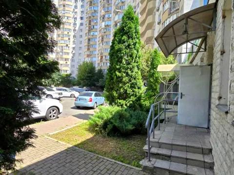 комерційна за адресою Анни Ахматової вул., 44а