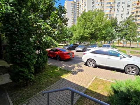 комерційна за адресою Анни Ахматової вул., 44а