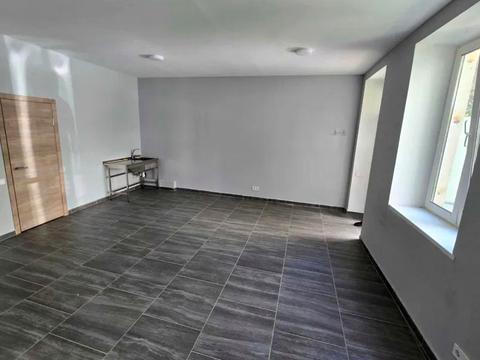 комерційна за адресою Анни Ахматової вул., 44а