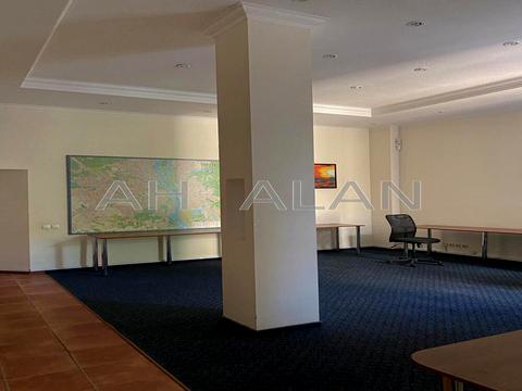 комерційна за адресою Богдана Хмельницького вул., 42