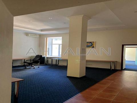 комерційна за адресою Богдана Хмельницького вул., 42