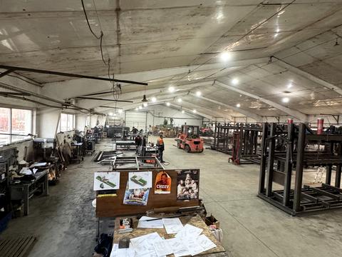 комерційна за адресою Миру, 1