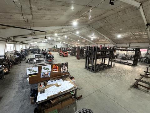 комерційна за адресою Миру, 1