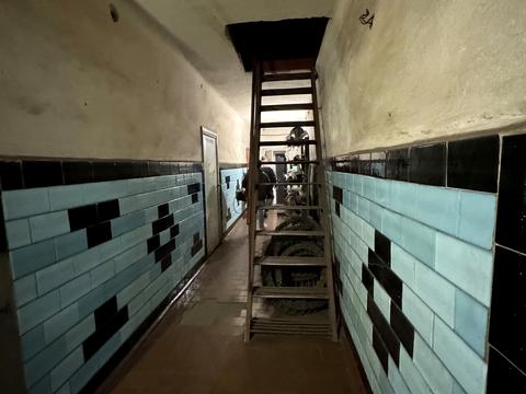 комерційна за адресою Миру, 1