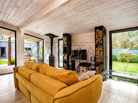 будинок за адресою Центральна, 1