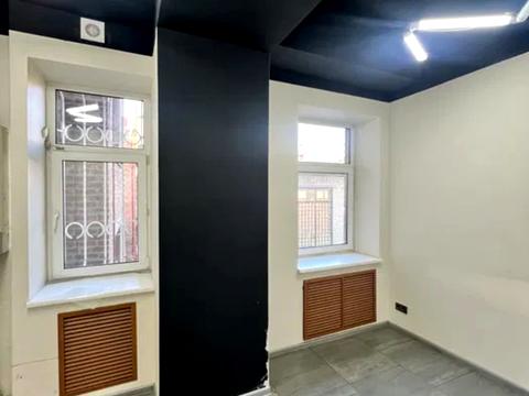 коммерческая по адресу Героїв у пл., 1