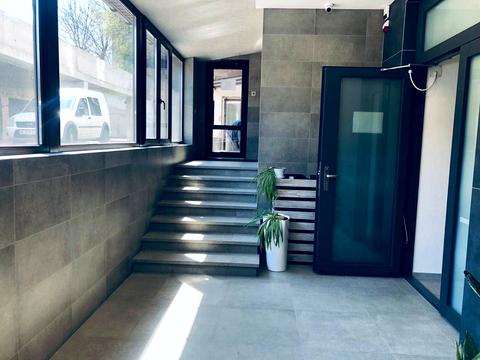 комерційна за адресою Лазаряна вул., 22