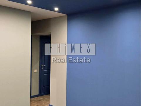 комерційна за адресою Будівельників вул., 1