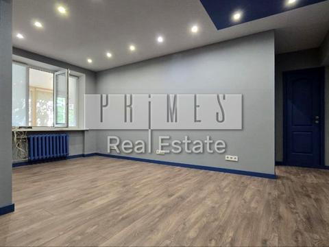 комерційна за адресою Будівельників вул., 1