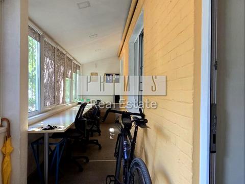 комерційна за адресою Будівельників вул., 1