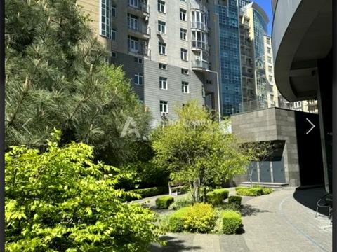 комерційна за адресою Буслівська вул., 12